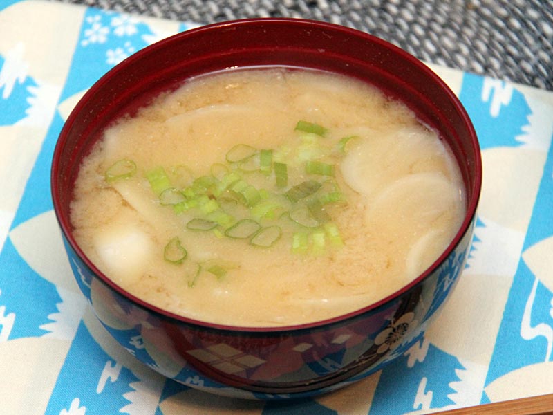 Einfache Miso Suppe mit Kabu - Rezept aus der japanischen Küche