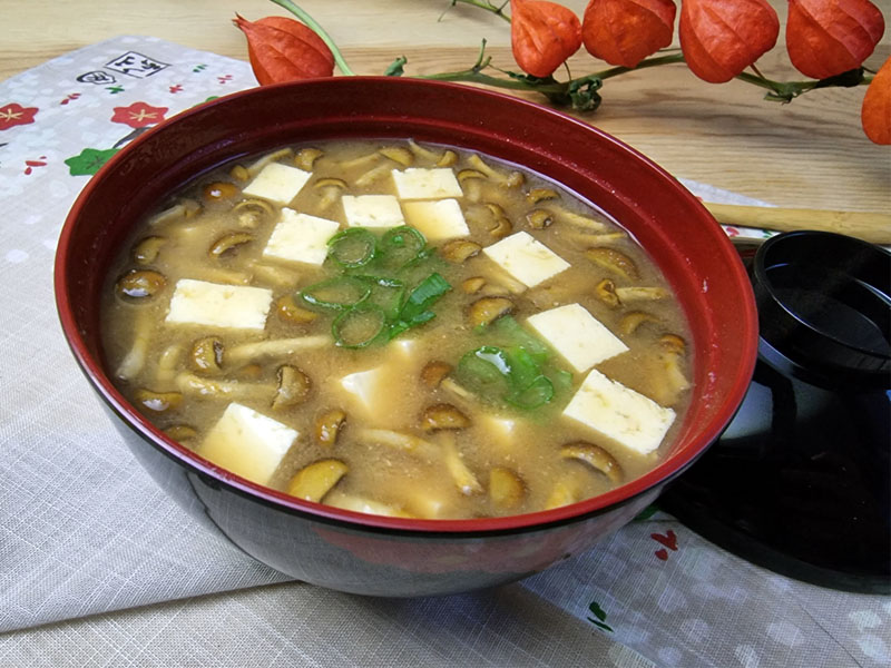 Miso Suppe mit Nameko Pilz - Rezept aus der japanischen Küche